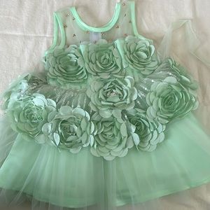 Never worn baby girl party dress. 1 to 2 year old.